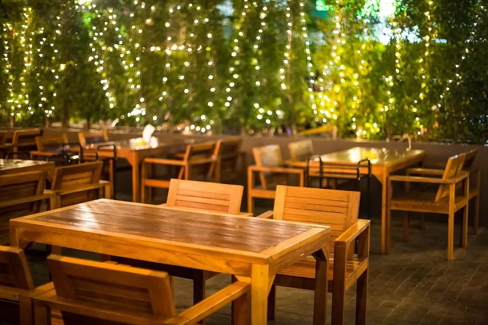 Terraza con mesas en un bar