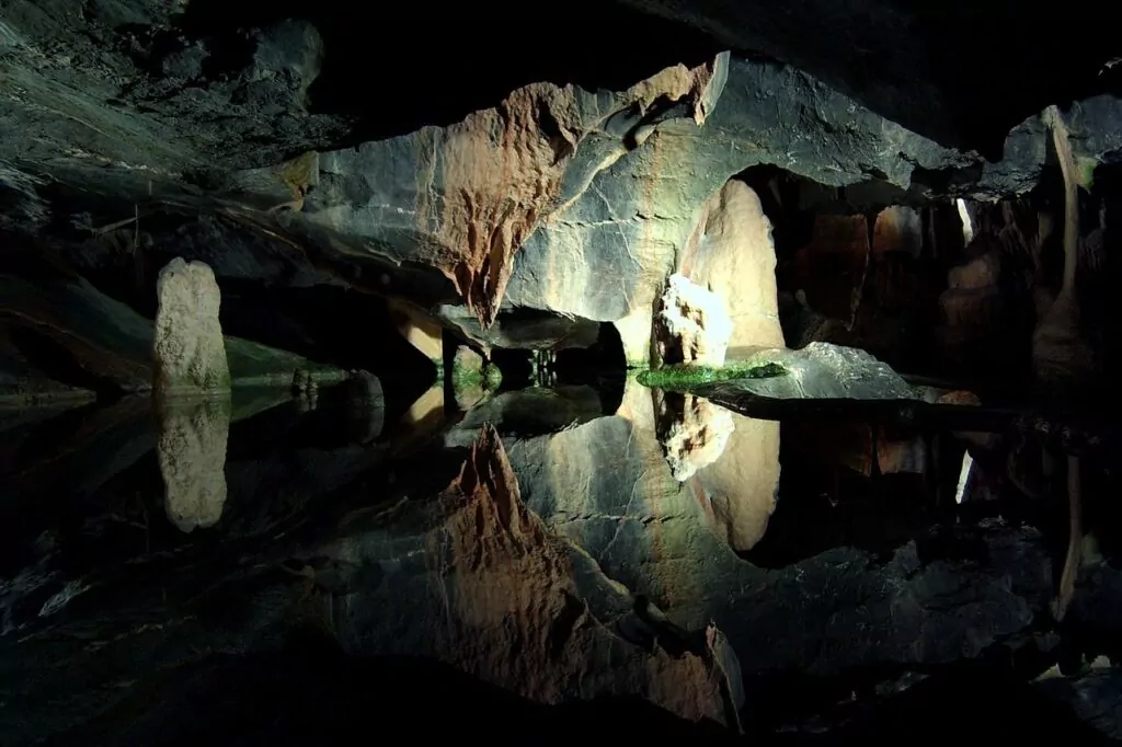 Cena en una cueva natural