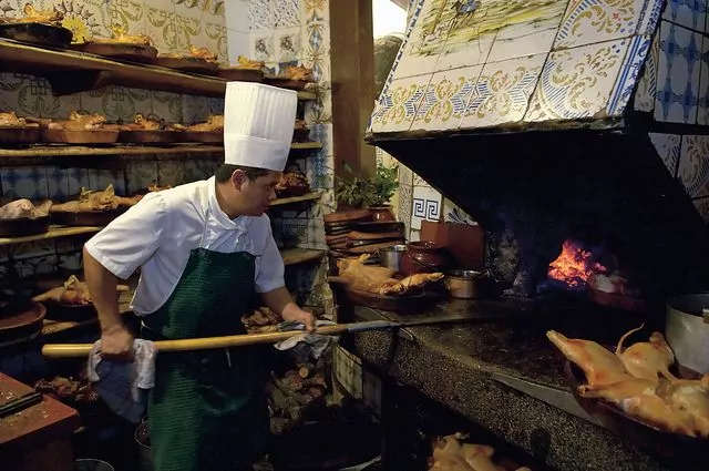 Cocinando en el restaurante El Botin