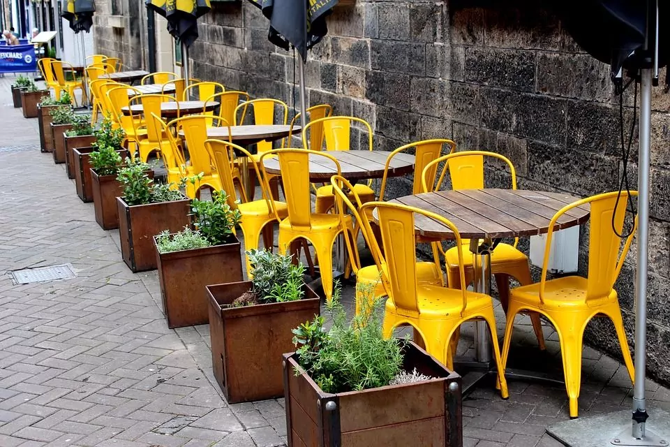 Mobiliario de terraza en amarillo