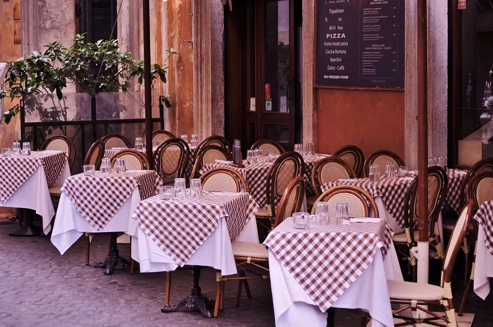 Organizar las mesas de un restaurante