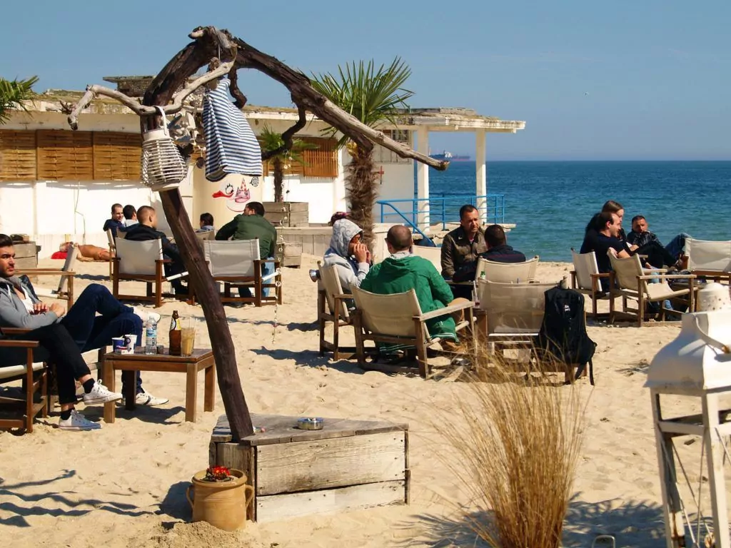 Chiringuito con terraza en la playa