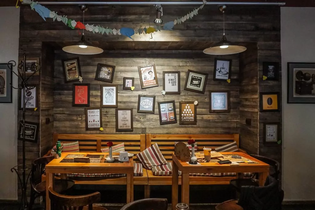 Pared decorada con fotografías en una cafetería