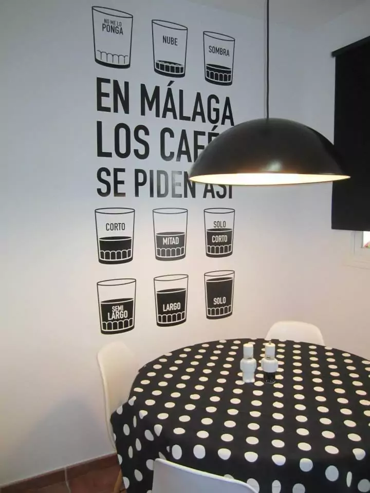 Vinilo decorativo de una cafetería simulando la forma que se piden los cafés en Málaga