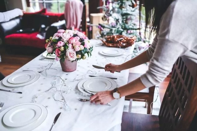 Mesa de restaurante con centro de rosas