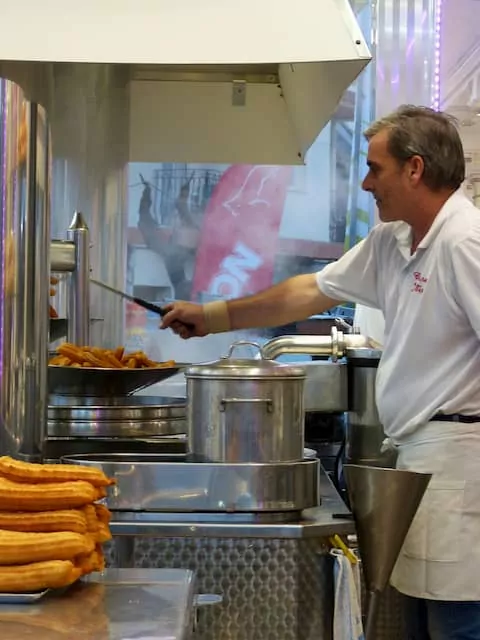 churrero cocinando en una churrería