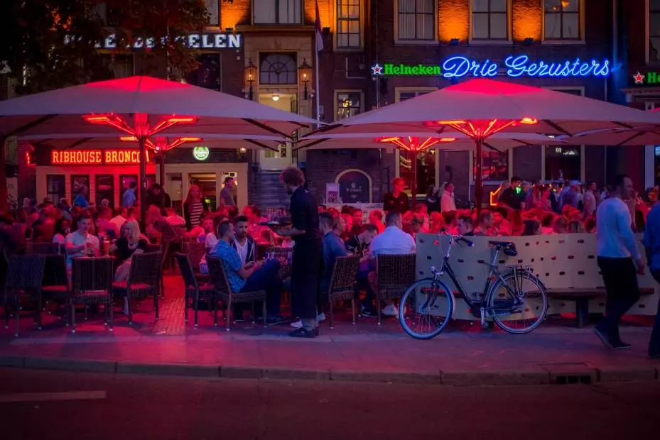 coopera con negocios cercanos para atraer mas clientes a tu bar