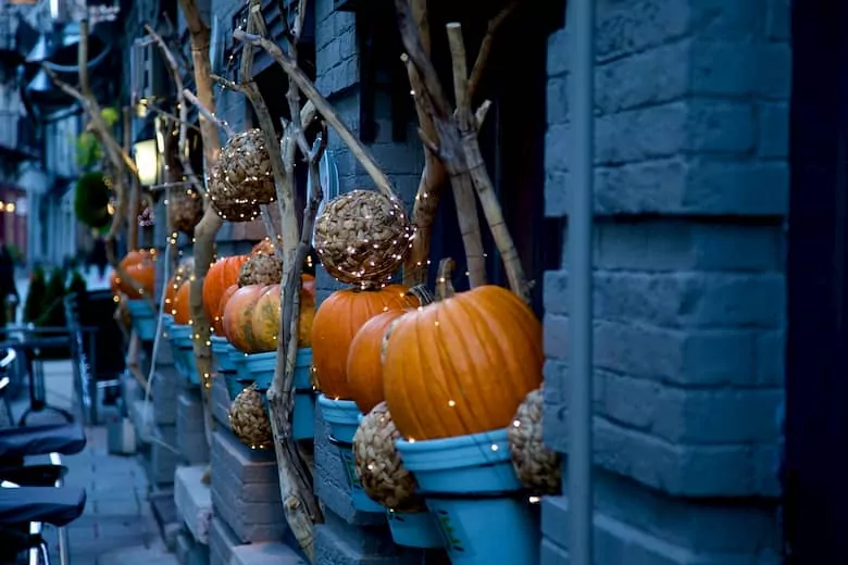 decoración exterior restaurante para halloween