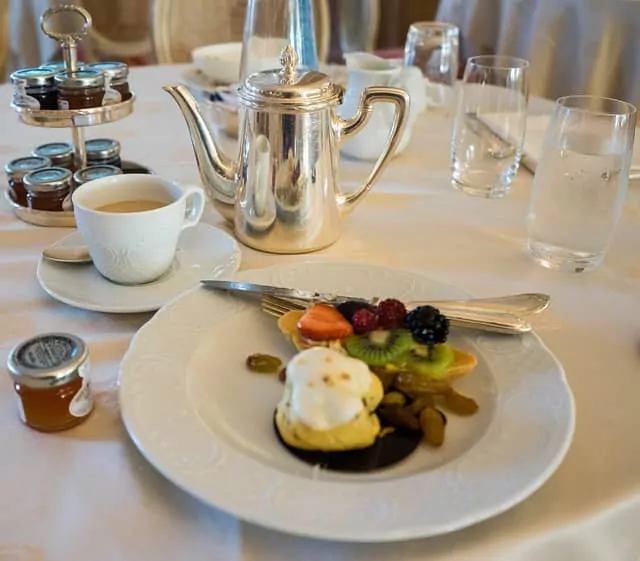 montar la mesa para el desayuno en bares y restaurantes