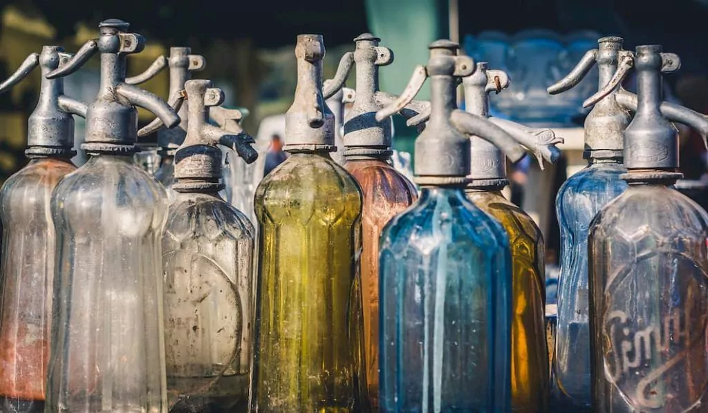 Botellas de estilo clásico, ideales para decorar barras y estanterías en un bar vintage