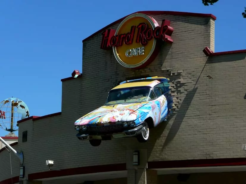 fachada bar con coche incrustado