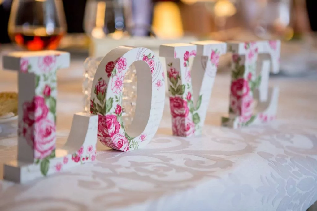 Letras para decorar la mesa de una boda