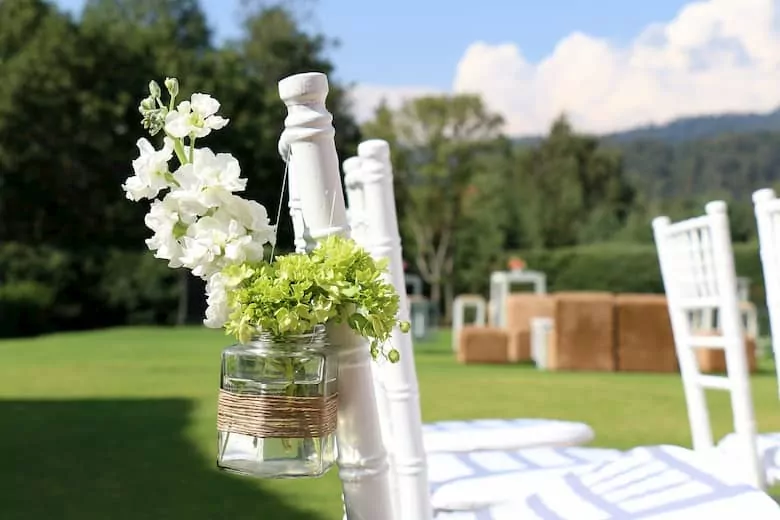 Decoración de sillas de boda con flores naturales