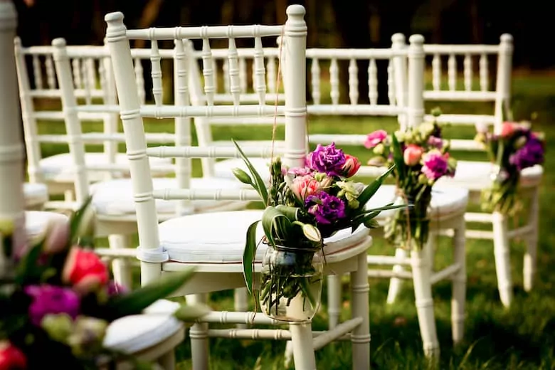 Las flores son una buena opción de decoración en las sillas de boda