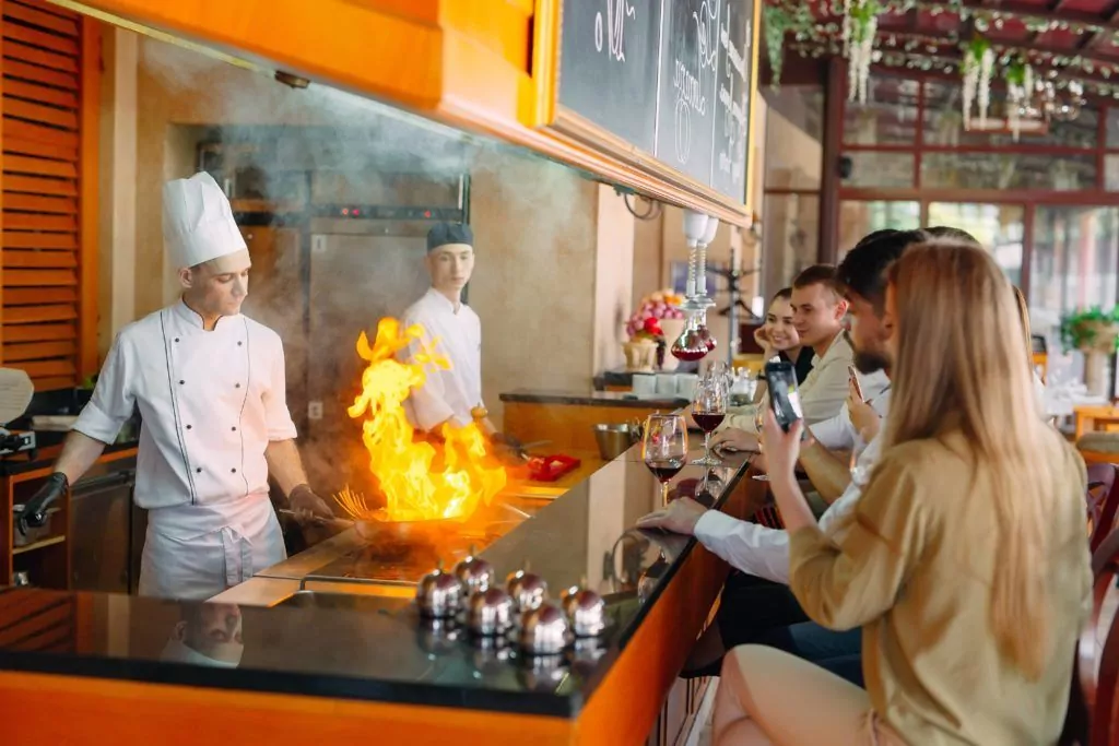 Ejemplo de cocina abierta en un restaurante. 