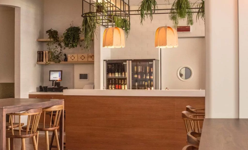 Restaurante vegetariano decorado con madera y plantas