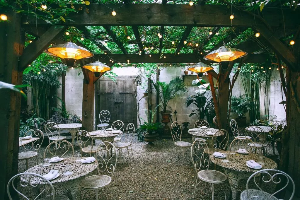 Decora tu restaurante vegetariano con plantas naturales