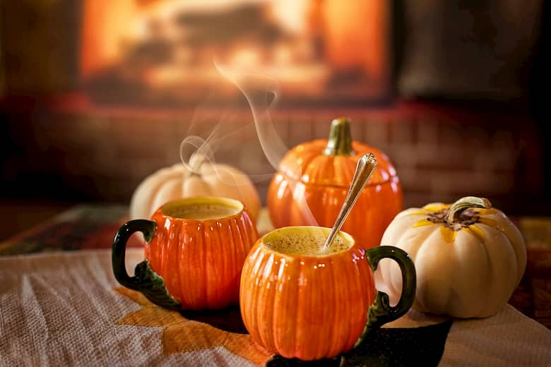 tazas de calabaza para decorar un bar en halloween