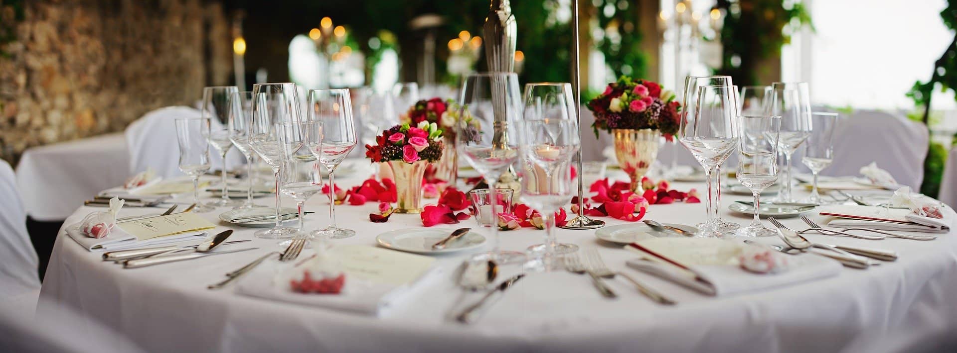 decoracion de mesas para boda con petalos