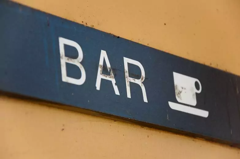 Cómo decorar un bar antiguo