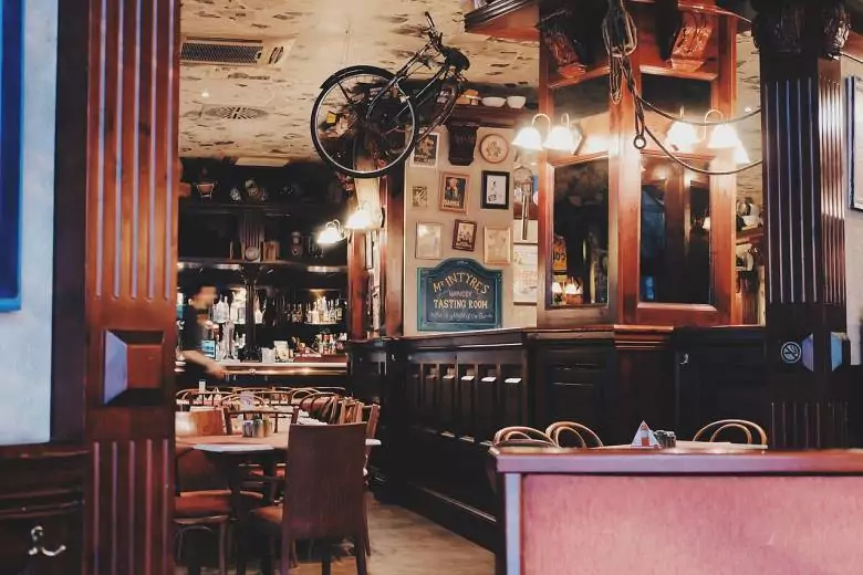 El mobiliario clásico en madera para la decoración de un bar antiguo