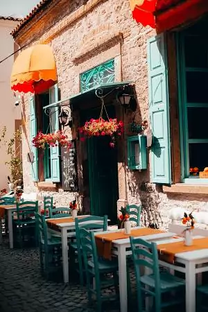 pintar ventanas y puertas de restaurante de color verde