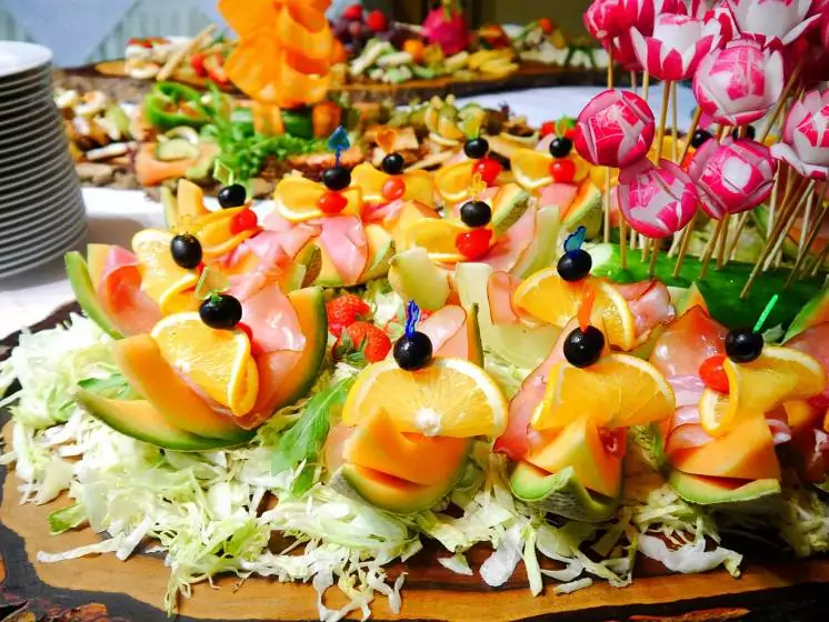 Adorna un buffet de hotel con frutas con formas