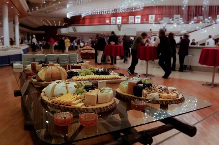 Decora tu buffet con platos y bandejas de madera