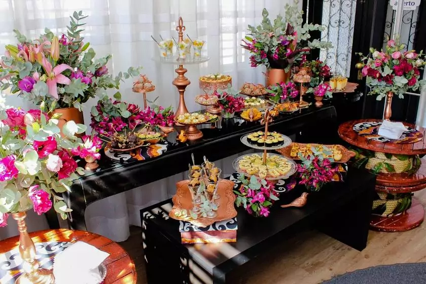 Decorar el buffet de un hotel con plantas naturales y flores