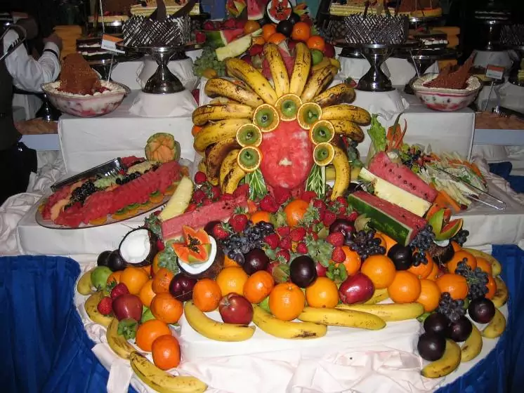 Figuras y formas con frutas para decorar un buffet de hotel