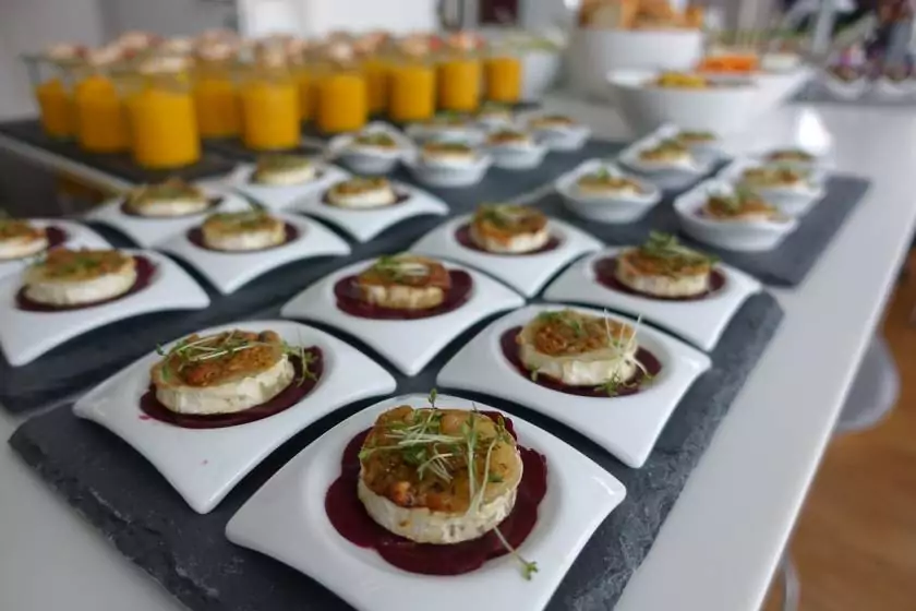 Platos cuadrados para un buffet