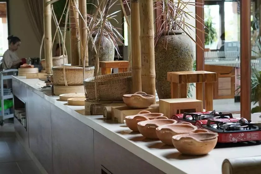 Presentacion de un buffet con recipientes de madera