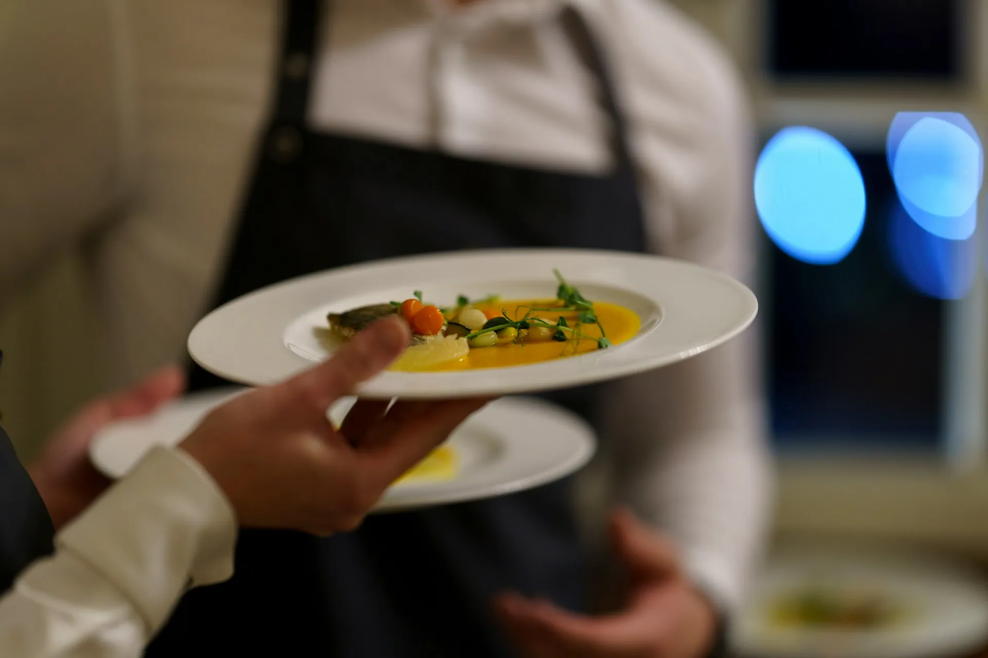 por donde se sirve la comida en un restaurante