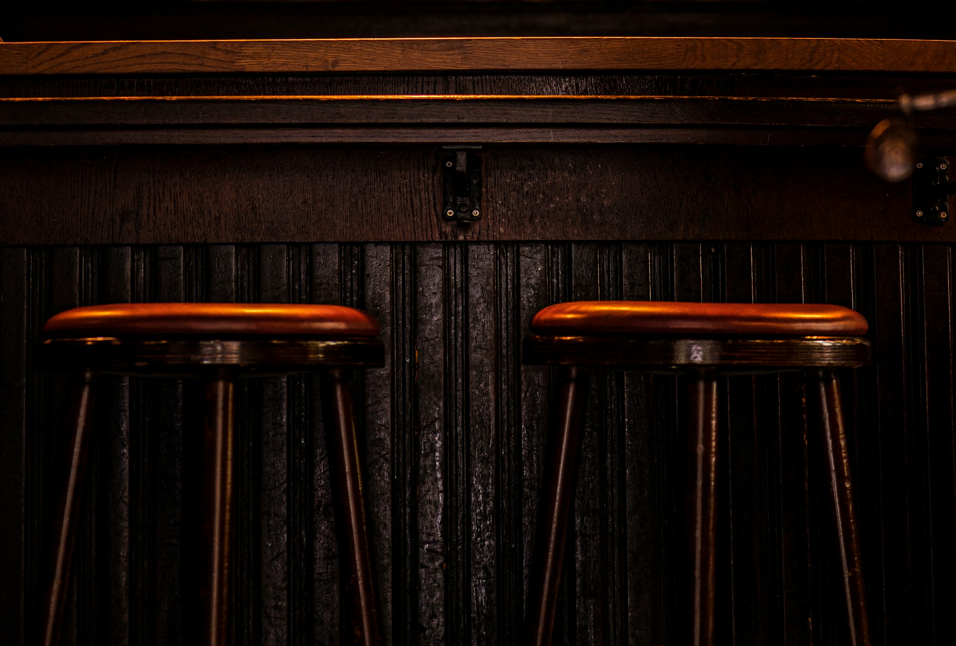 Taburetes de madera, un clásico en todos los bares